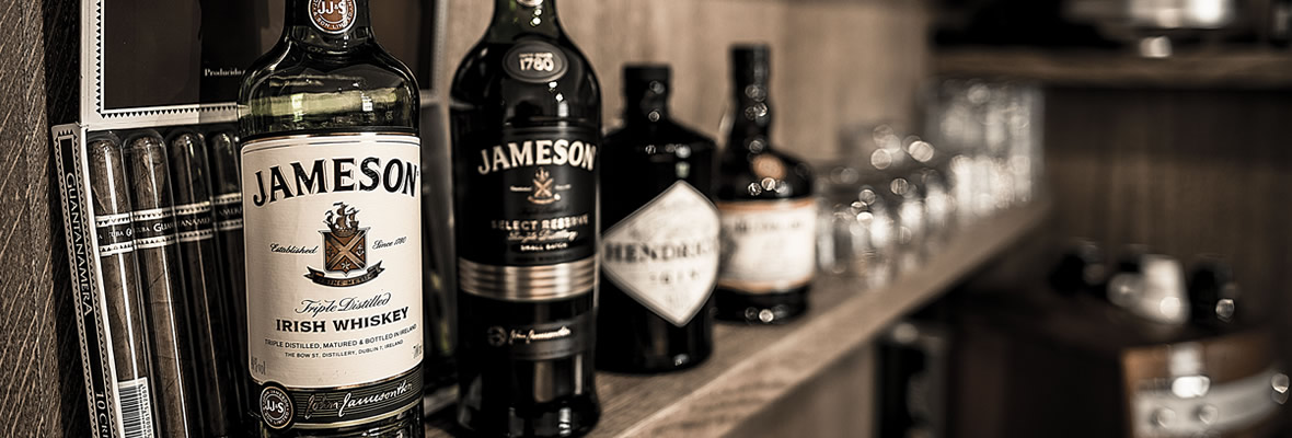 Bar s whiskey a doutníky v Cooper Barber